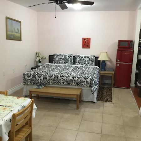 Studio Apartment At Historical House Галвестон Экстерьер фото